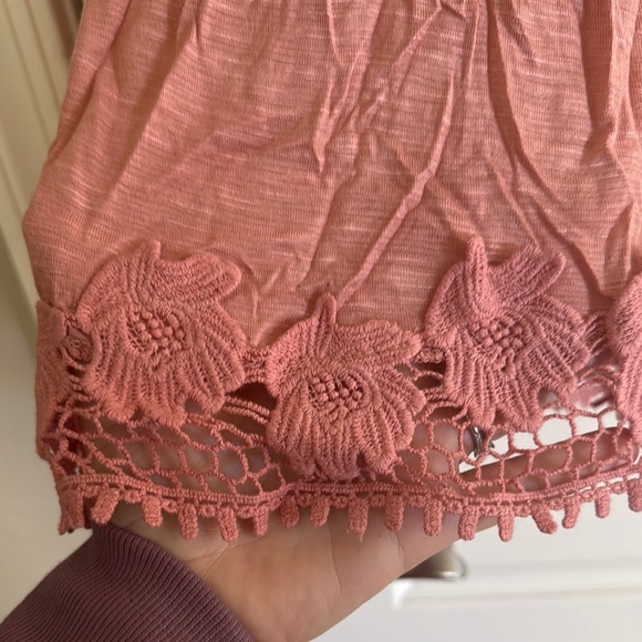 Chic Lace-Trimmed Tank Top in Rose / C29 - Picture 5 of 5